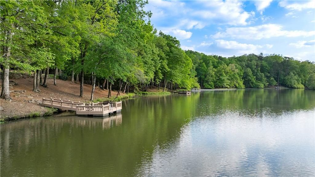 Image 3 of property listing at 550 Blue Heron Way, Milton, GA 30004