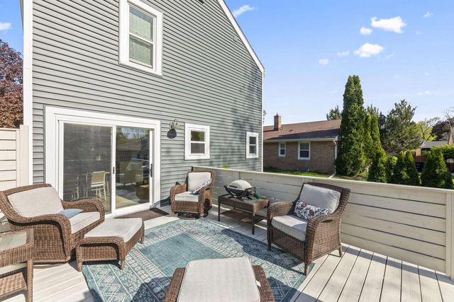 126 Maple TERRACE, Oconomowoc, WI 53066