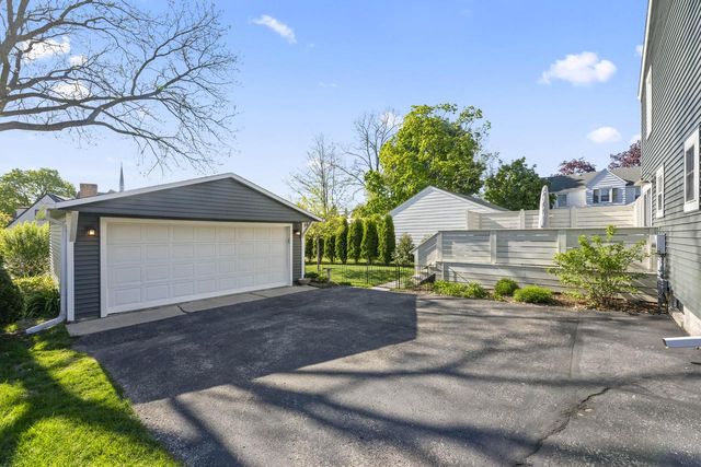 126 Maple TERRACE, Oconomowoc, WI 53066