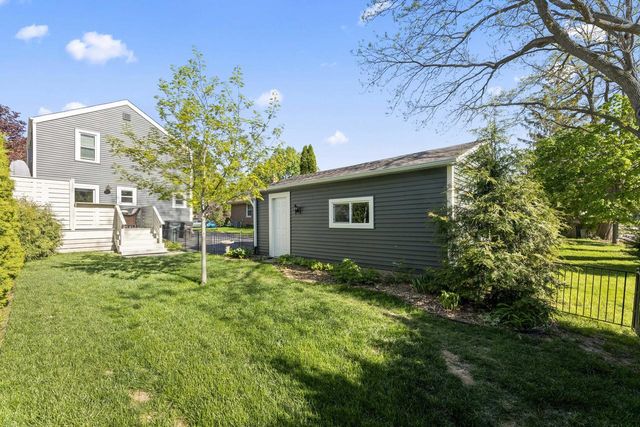 126 Maple TERRACE, Oconomowoc, WI 53066