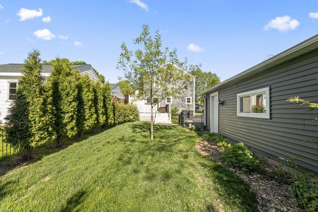 126 Maple TERRACE, Oconomowoc, WI 53066