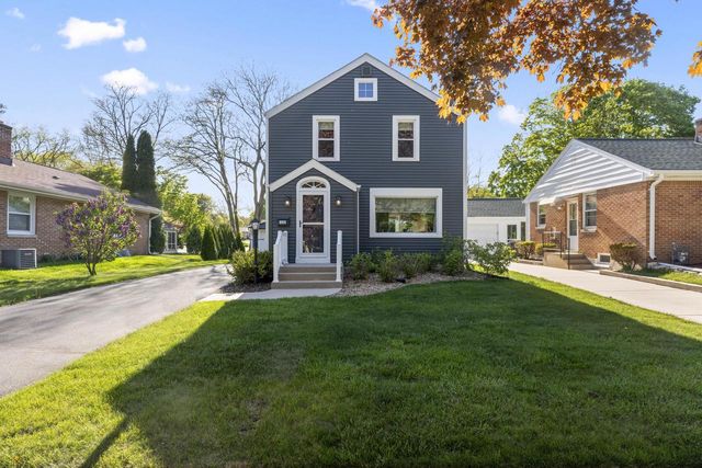 126 Maple TERRACE, Oconomowoc, WI 53066