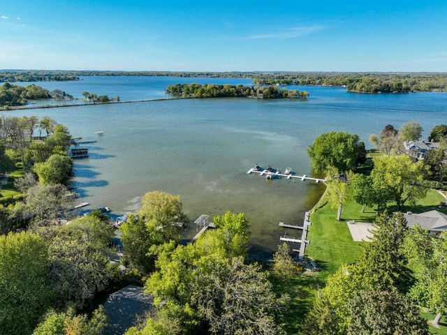 126 Maple TERRACE, Oconomowoc, WI 53066