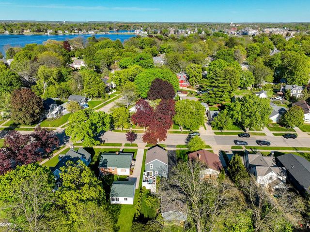 126 Maple TERRACE, Oconomowoc, WI 53066