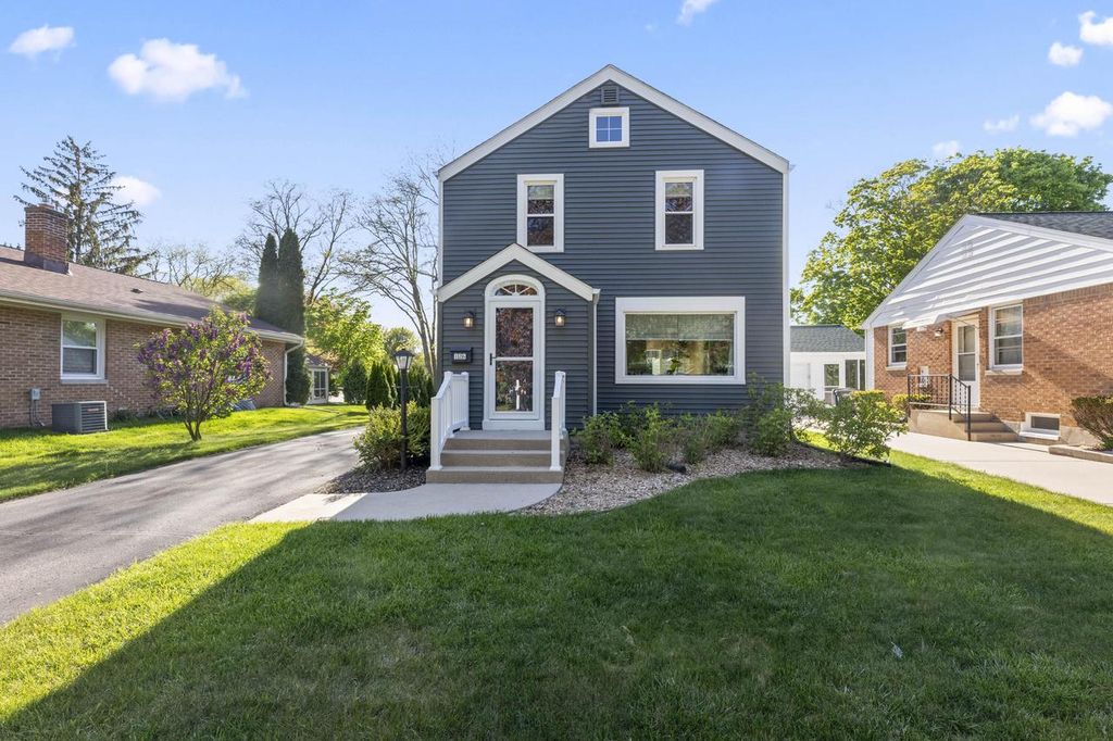 126 Maple TERRACE, Oconomowoc, WI 53066