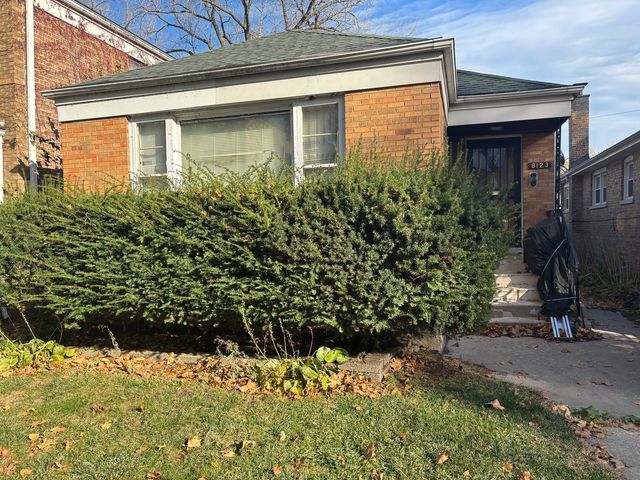 8123 S Kingston Avenue, Chicago, IL 60617