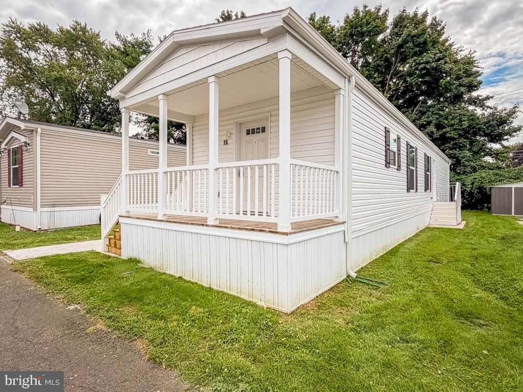 16 KENNEDY DR, FAIRLESS HILLS, PA 19030 — exterior