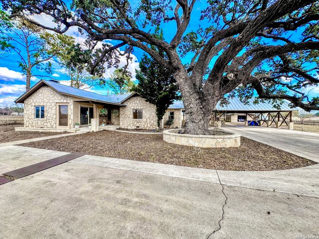 2828 2nd St, Pleasanton, TX 78064