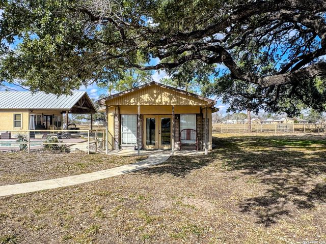 2828 2nd St, Pleasanton, TX 78064