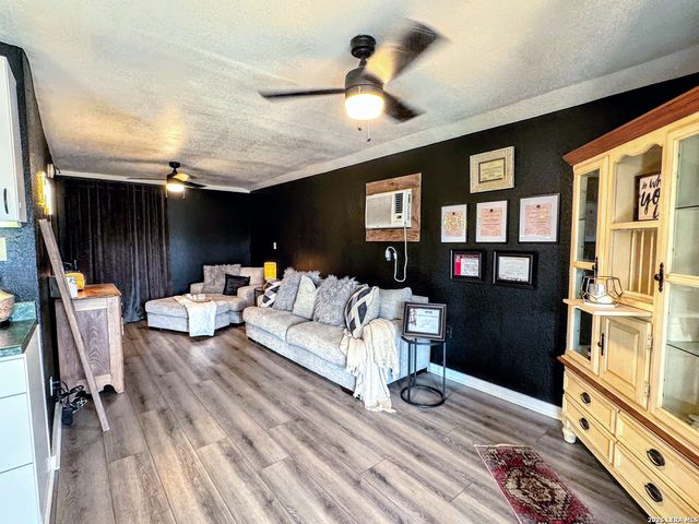 2828 2nd St, Pleasanton, TX 78064