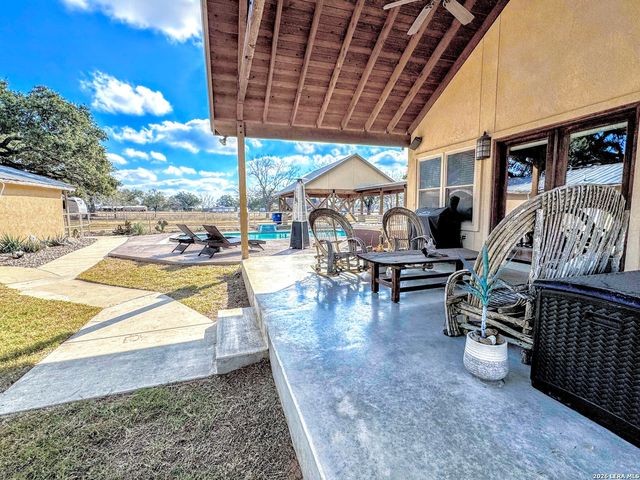 2828 2nd St, Pleasanton, TX 78064