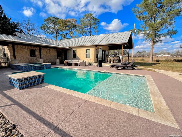 2828 2nd St, Pleasanton, TX 78064