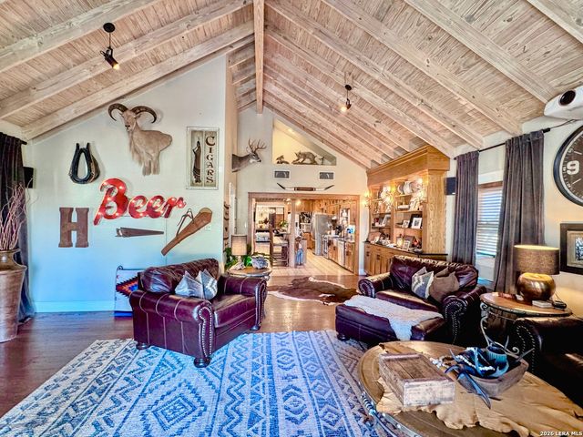 2828 2nd St, Pleasanton, TX 78064