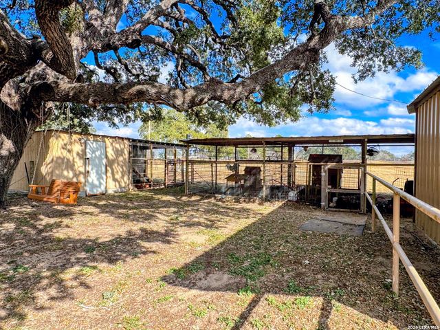 2828 2nd St, Pleasanton, TX 78064