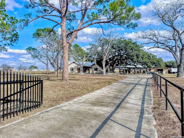 2828 2nd St, Pleasanton, TX 78064