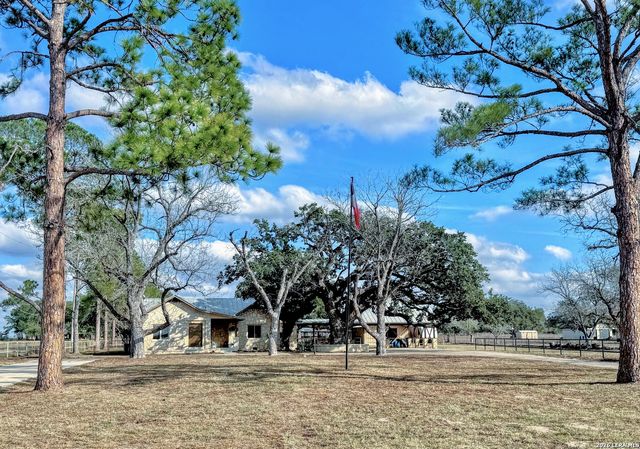 2828 2nd St, Pleasanton, TX 78064