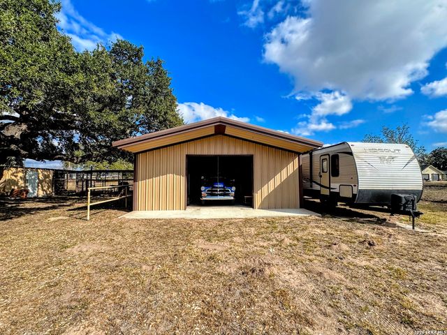 2828 2nd St, Pleasanton, TX 78064