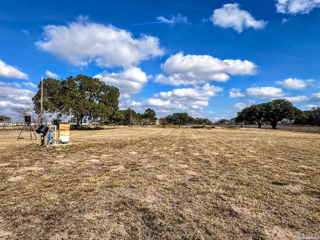 2828 2nd St, Pleasanton, TX 78064