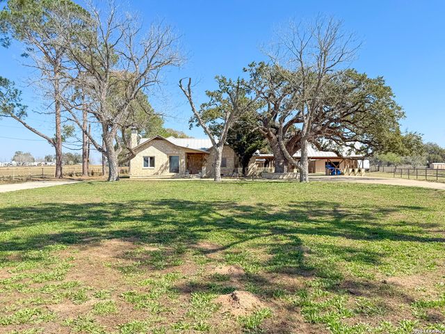 2828 2nd St, Pleasanton, TX 78064