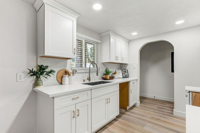 570 Walnut St, West Sacramento, CA 95691