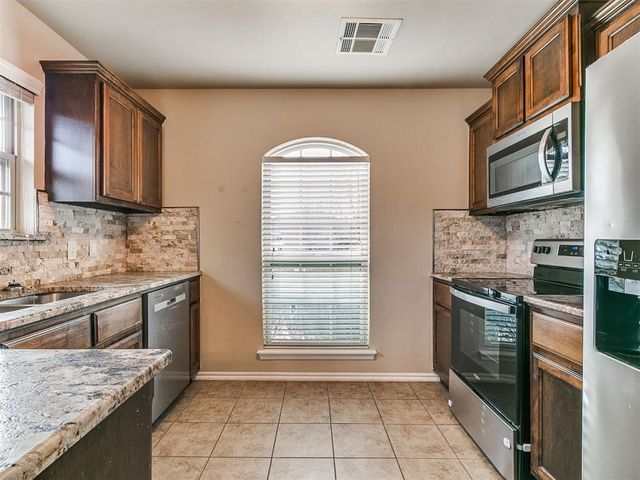 624 INVERLEITH Circle, Yukon, OK 73099