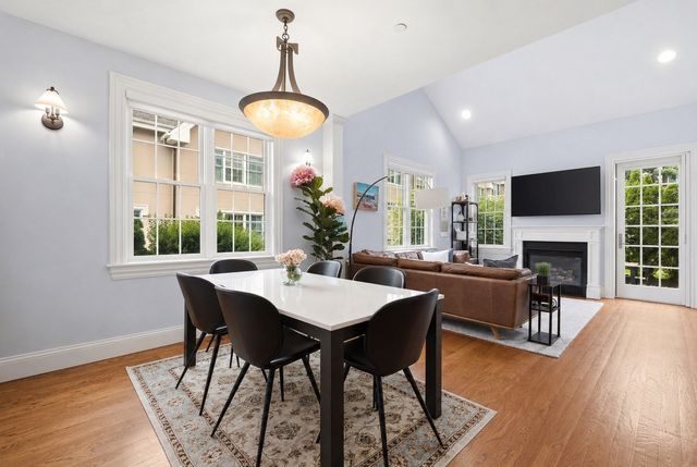 287 Langley 38, Newton, MA 02459