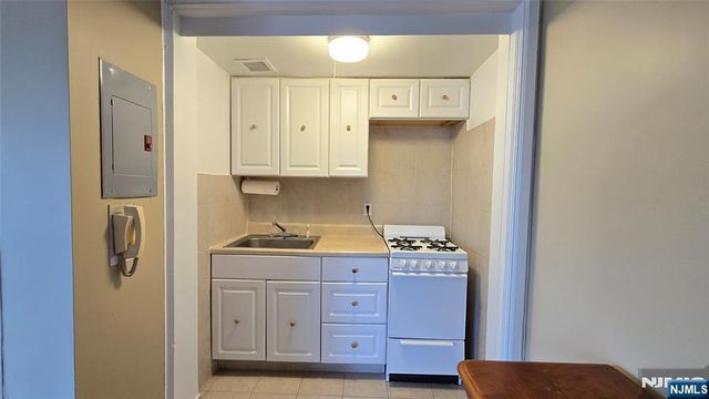 3001 Edwin Avenue 2J, Fort Lee, NJ 07024