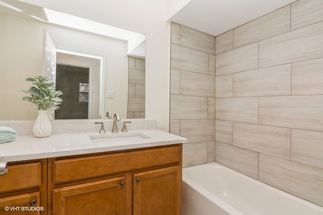 1142 E 159th Place, South Holland, IL 60473