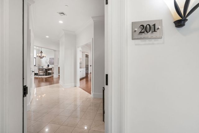 120 Seaver St E201, Brookline, MA 02445