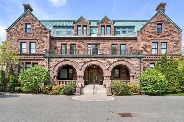 120 Seaver St E201, Brookline, MA 02445