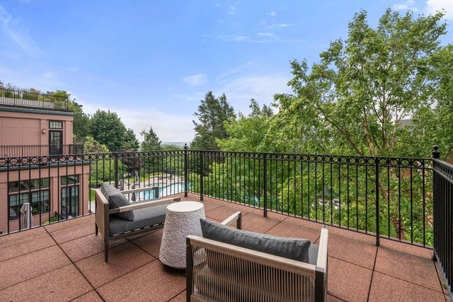 120 Seaver St E201, Brookline, MA 02445
