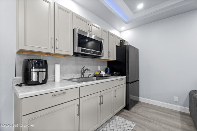 12319 Vanherr Dr, Louisville, KY 40299