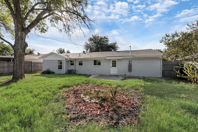 5017 Sabelle Lane, Haltom City, TX 76117