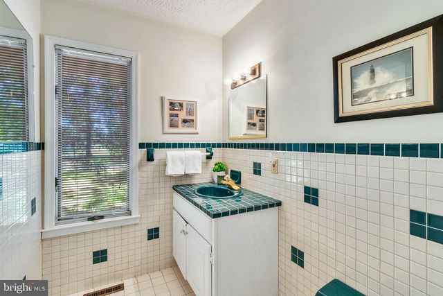 621 HARBOR DR, Reedville, VA 22539