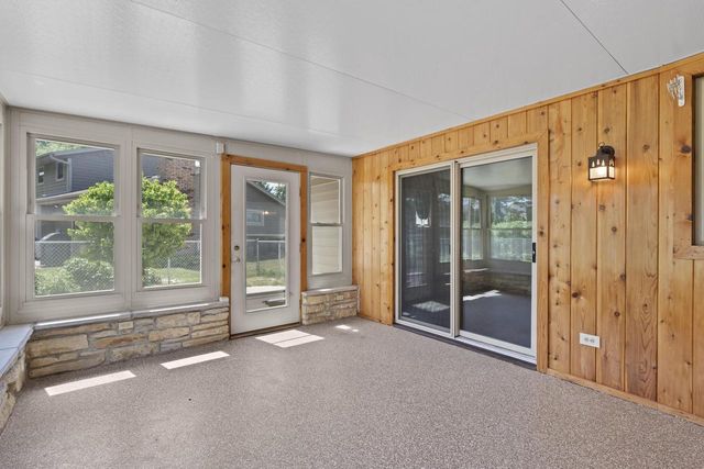 13885 W Crawford DRIVE, New Berlin, WI 53151