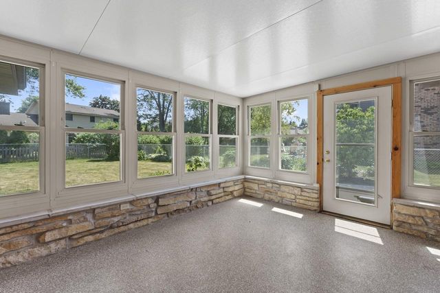 13885 W Crawford DRIVE, New Berlin, WI 53151