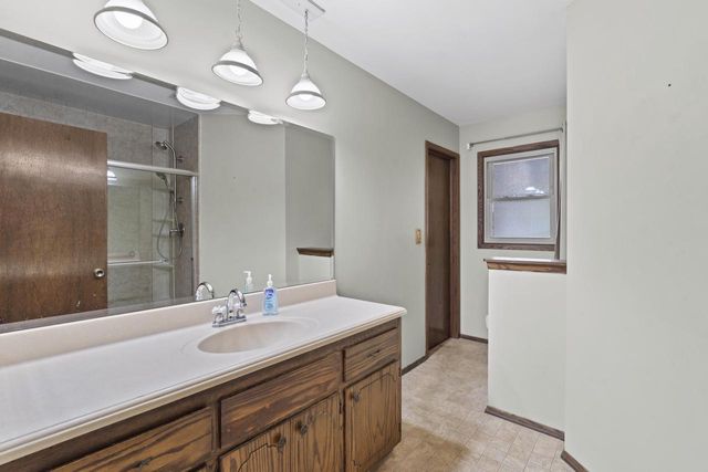 13885 W Crawford DRIVE, New Berlin, WI 53151