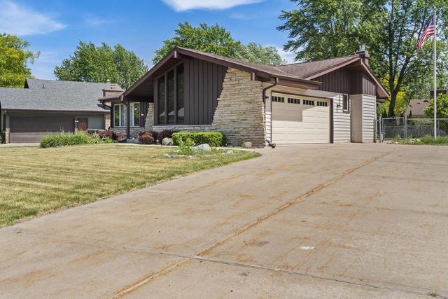 13885 W Crawford DRIVE, New Berlin, WI 53151