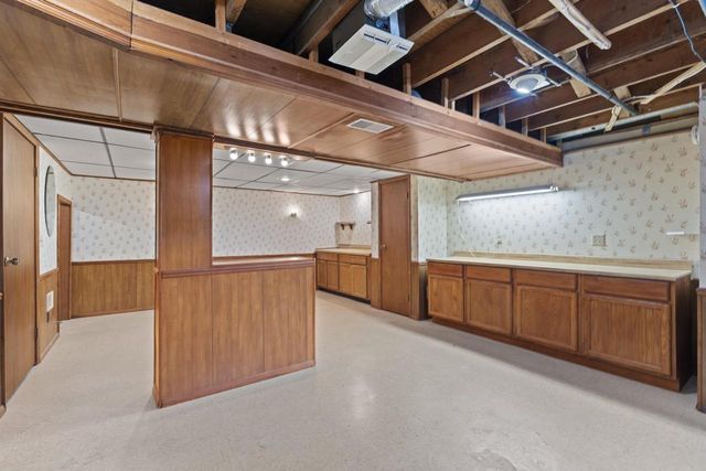 13885 W Crawford DRIVE, New Berlin, WI 53151
