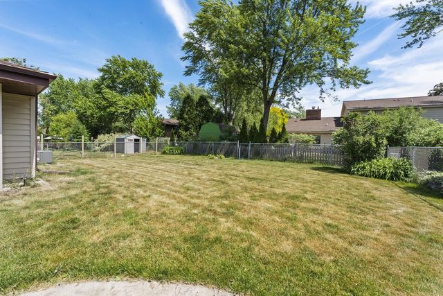 13885 W Crawford DRIVE, New Berlin, WI 53151