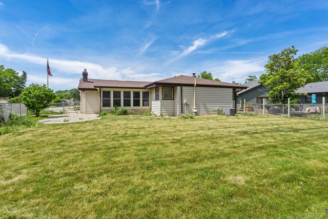 13885 W Crawford DRIVE, New Berlin, WI 53151