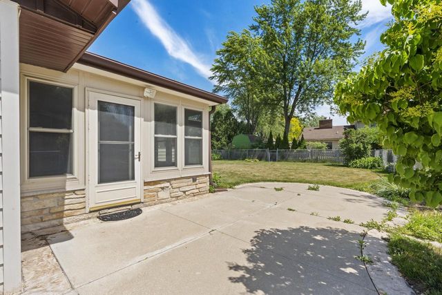 13885 W Crawford DRIVE, New Berlin, WI 53151