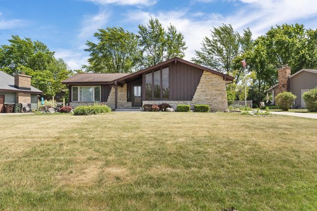 13885 W Crawford DRIVE, New Berlin, WI 53151