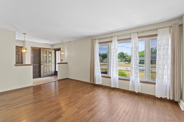 13885 W Crawford DRIVE, New Berlin, WI 53151