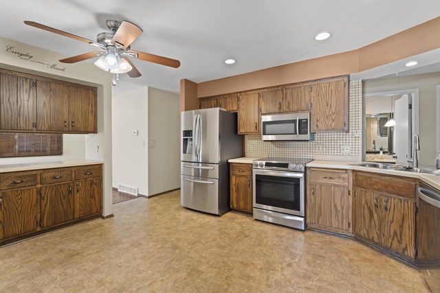 13885 W Crawford DRIVE, New Berlin, WI 53151