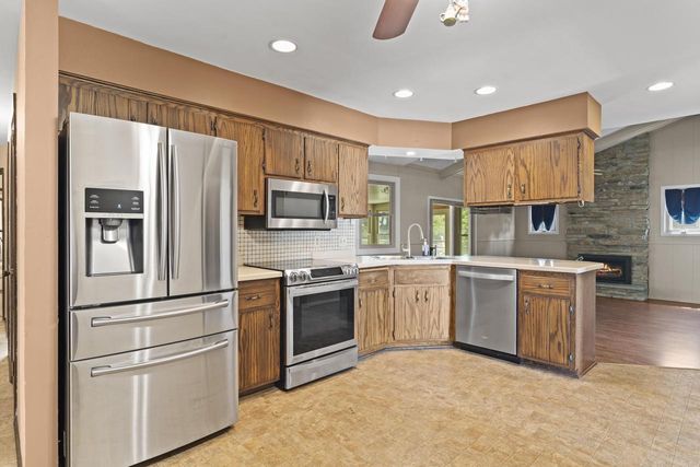 13885 W Crawford DRIVE, New Berlin, WI 53151