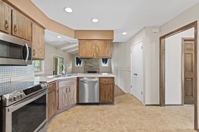 13885 W Crawford DRIVE, New Berlin, WI 53151