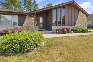 13885 W Crawford DRIVE, New Berlin, WI 53151