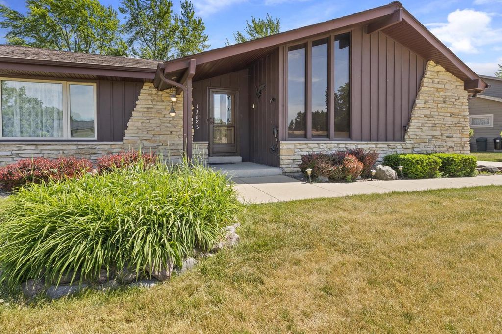 13885 W Crawford DRIVE, New Berlin, WI 53151