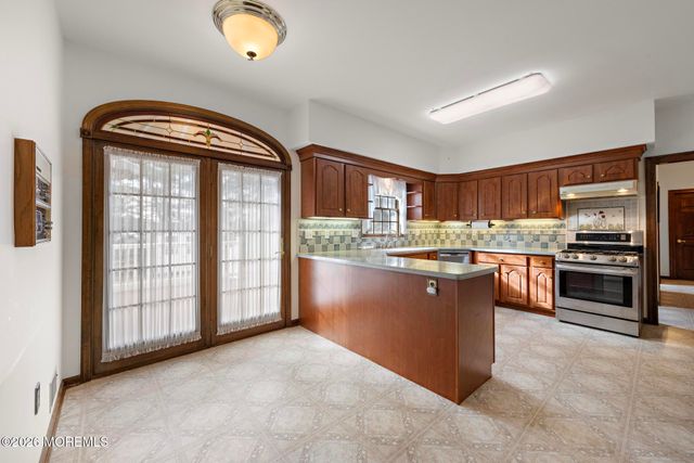 22 Windswept Lane, Freehold, NJ 07728